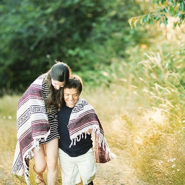 Cả hai xuất hiện trong nhiều khung cảnh lãng mạn.