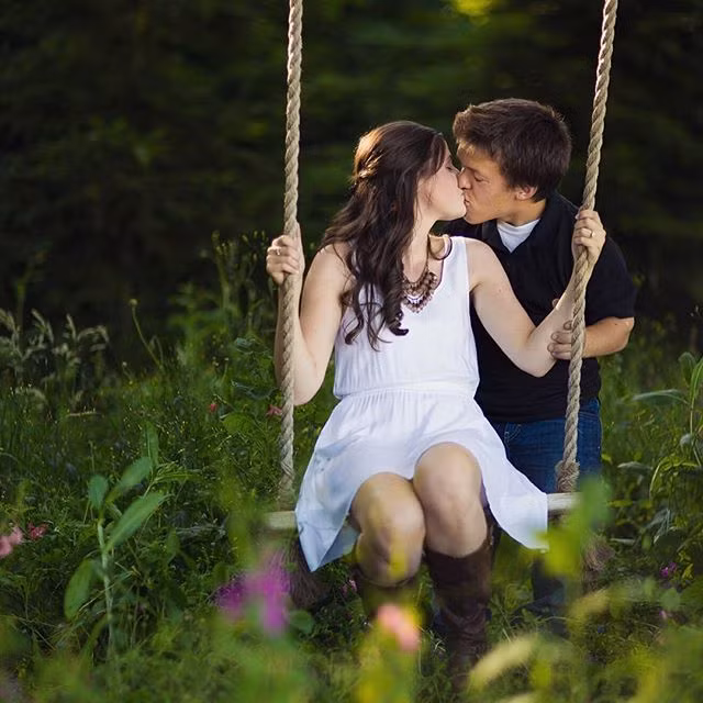 Hôn lễ của cặp đôi đũa lệch được tổ chức ngoài trời ngay tại trang trại của gia đình Roloff ở Hillsboro, Oregon, Mỹ.