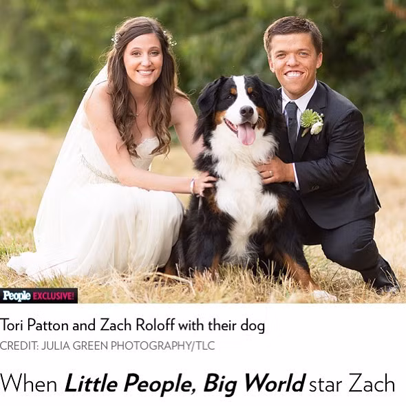 Cặp vợ chồng mới cưới tươi cười chụp ảnh cùng chú chó cưng Sulivan.