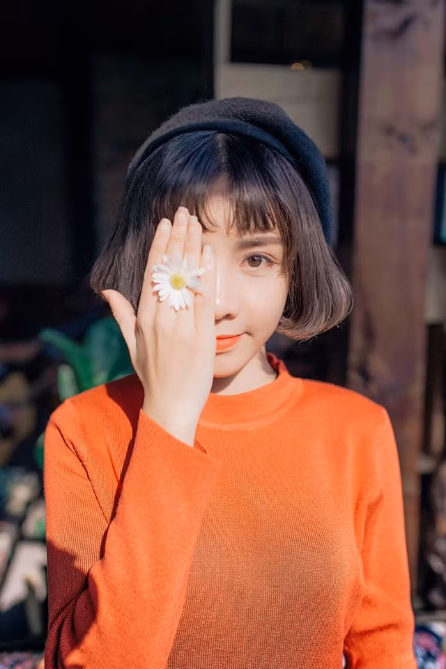 Ca phẫu thuật thành công khiến Kim Phượng lột xác thành một người khác. Đến nỗi khi đi làm, đồng nghiệp còn ngờ ngợ, chẳng biết cô có phải người quen không.