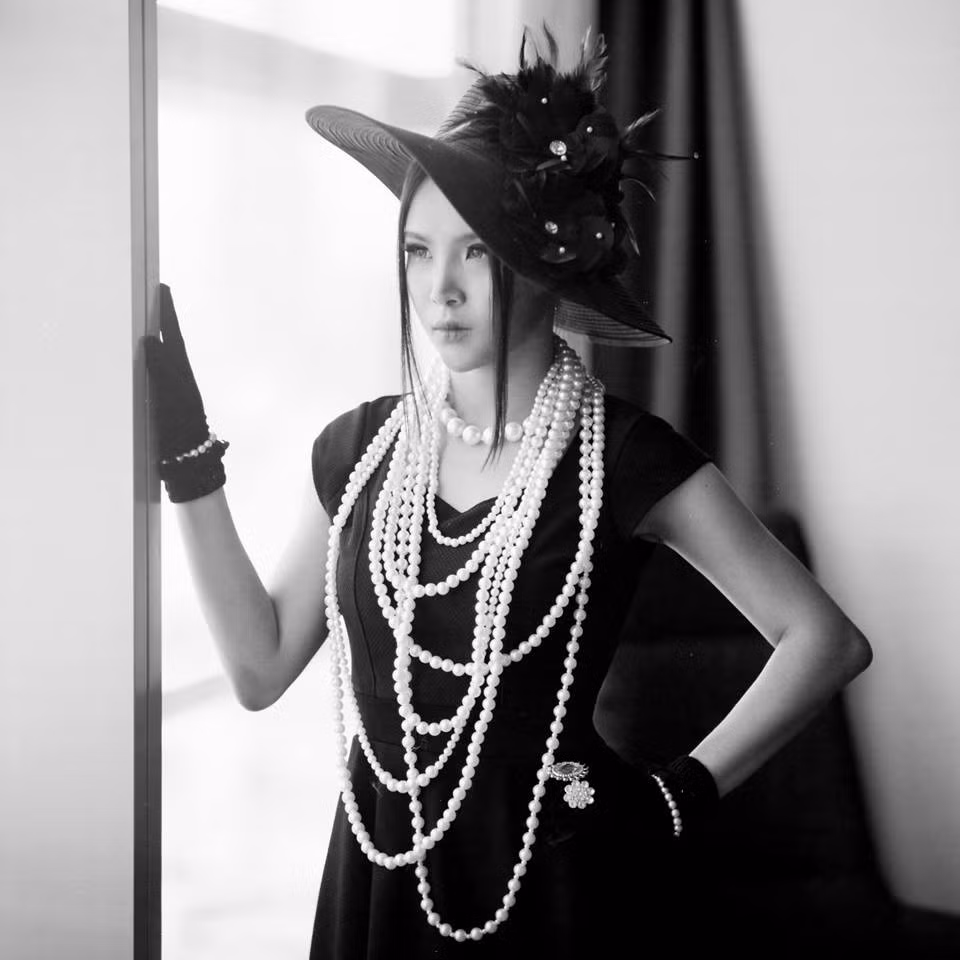 Sarah với nét quyến rũ sẵn có cộng với diễn xuất tinh tế và màu ảnh đen trắng đã tạo cho bộ ảnh một sự cuốn hút kỳ lạ.