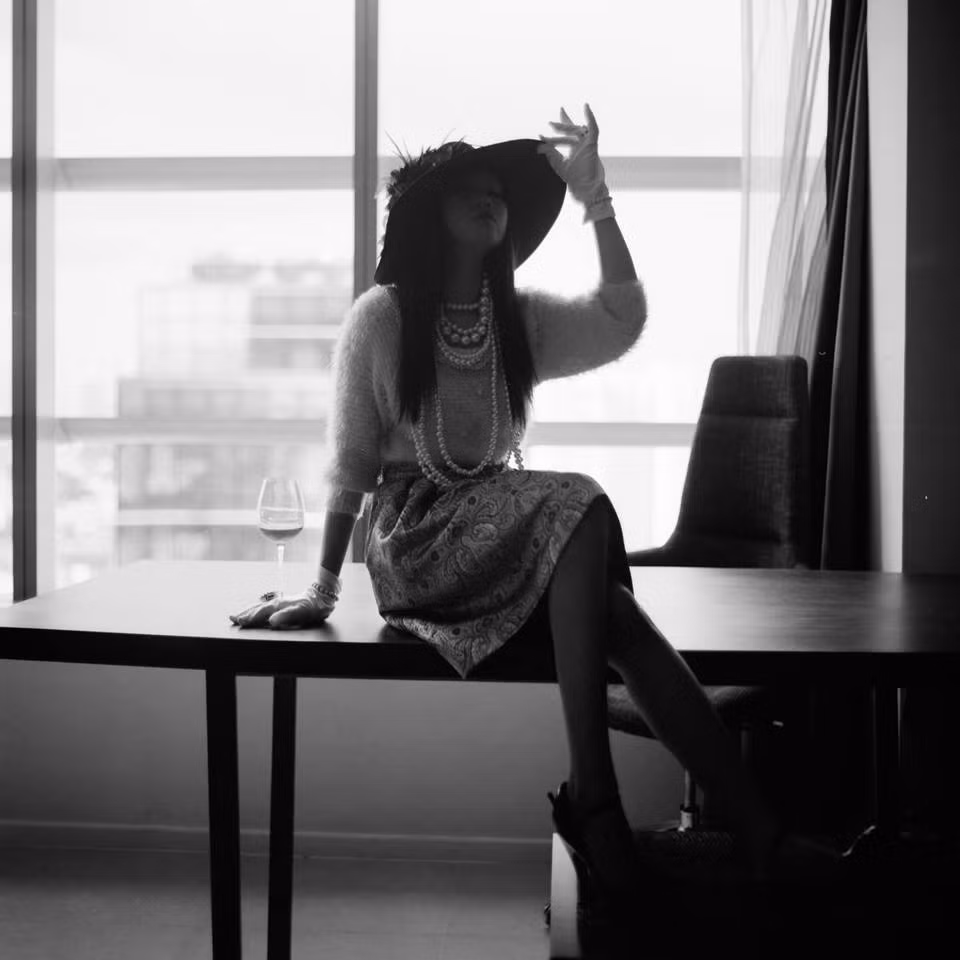 Tên tuổi của hot girl này càng được biết đến nhiều hơn sau nghi án là "Cô gái bí ẩn" của ca sĩ Lưu Gia Bảo và đặc biệt là sau scandal với nhiếp ảnh gia ĐMT. Tuy nhiên, trái với thông lệ, Sarah ShuiLian không tranh thủ các scandal làm “đòn bẩy” để tăng tần số như nhiều sao khác. Cô "mất tích" sau đó. Sarah từ chối những cuộc hẹn phỏng vấn và rất nhiều lời mời trong nghệ thuật cùng những hợp đồng quảng cáo dồn dập.