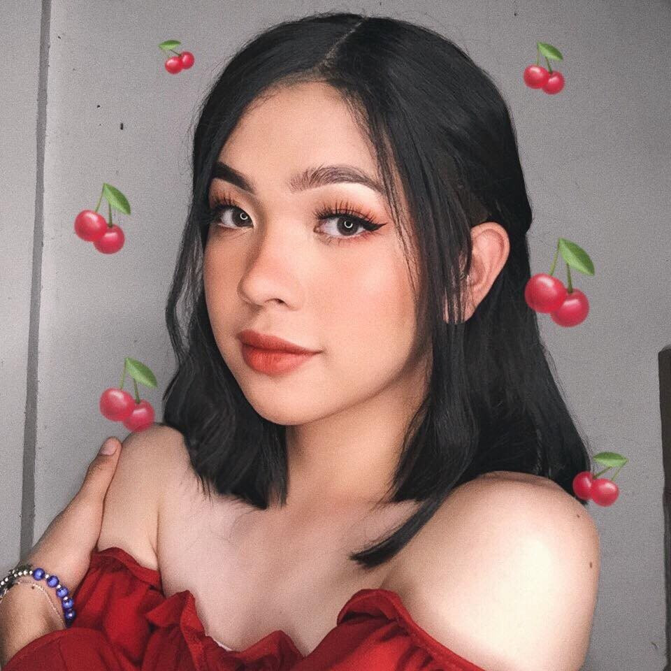 Theo tìm hiểu của CĐM, nam sinh giả gái này là Ryan Zachary Acuin (18 tuổi, người Philippines ), hiện đang là học sinh trung học.