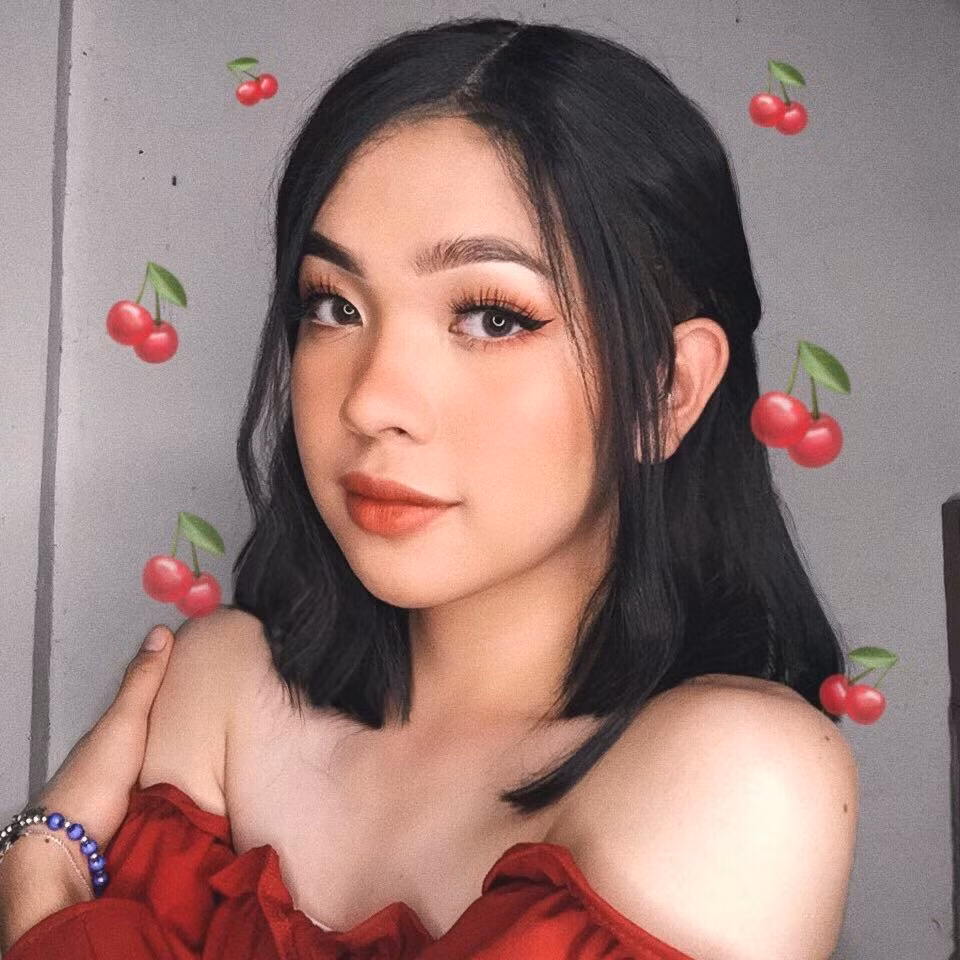 Theo tìm hiểu của CĐM, nam sinh giả gái này là Ryan Zachary Acuin (18 tuổi, người Philippines ), hiện đang là học sinh trung học.