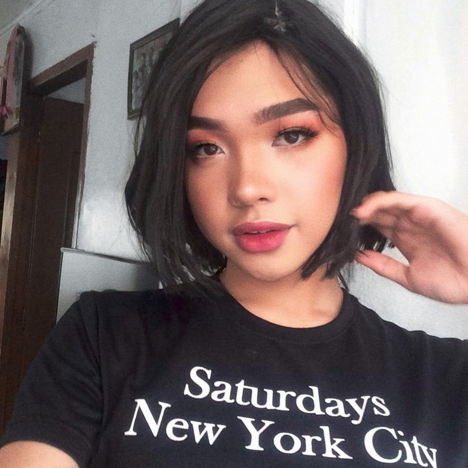 Thế nhưng khi tìm hiểu và vào trang cá nhân của cô gái, nhiều người ngã ngửa khi phát hiện đó thực sự là một chàng trai giả gái.