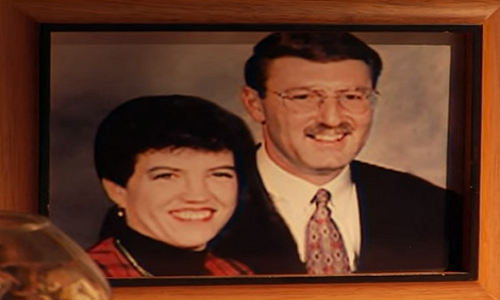 Tình yêu của David Duyst và Sandra Anne Bose đẹp như chuyện cổ tích. Họ hẹn hò từ khi còn là học sinh trung học rồi cùng vào một trường đại học. Ngay sau khi tốt nghiệp đại học, hai người kết hôn để bắt đầu cuộc sống gia đình tại thành phố Alpine Township, hạt Kent, bang Michigan, Mỹ rồi sinh 3 con. Mọi người xung quanh nhận xét David và Sandra tích cực tham dự lễ cầu nguyện tại nhà thờ và có tư tưởng khá bảo thủ. David là đại lý bảo hiểm và dường như có thu nhập khá cao. Thuần hóa ngựa là công việc của Sandra.