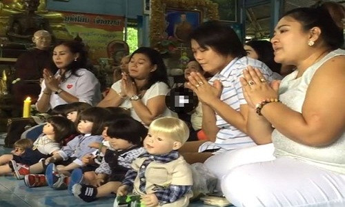 Nhiều người dân Thái Lan kéo nhau đi mua những con búp bê yểm bùa có hình dáng giống hệt trẻ em về để thờ và cầu may.
