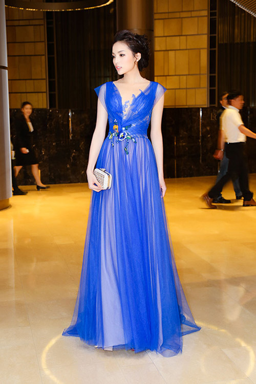 Những ngày gần đây, người đẹp Nam Định cũng vướng vào nghi án phẫu thuật thẩm mỹ tuy nhiên cô phủ nhận và khẳng định khuôn mặt cô thay đổi là do bấm huyệt giảm cân.