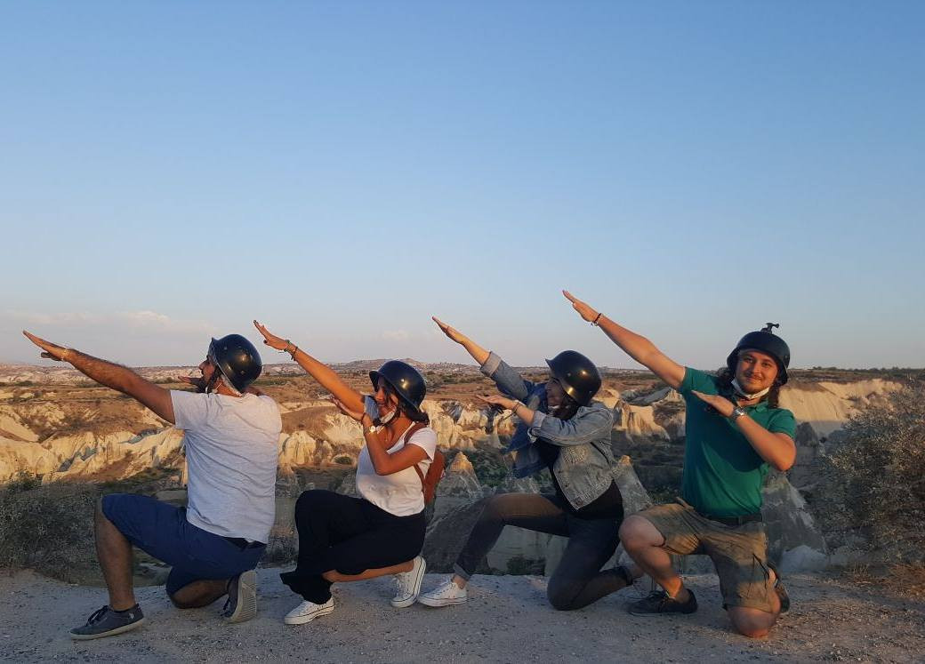 Ở Việt Nam, không chỉ giới trẻ mà nhiều người ở đủ mọi lứa tuổi khách nhau cũng thích thú hưởng ứng trào lưu chụp ảnh độc đáo này.