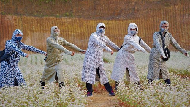 Theo đó, cá nhân hoặc nhóm bạn trẻ đi du lịch sẽ mặc cả bộ quần áo chống nắng, bịt kín mít rồi tạo những dáng siêu ngầu để chụp ảnh.