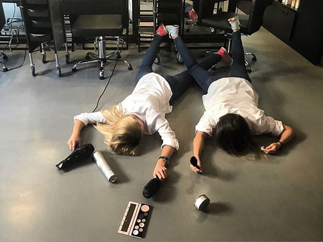 Khi đi du lịch bạn có thể bày các thứ đồ cá nhân của mình khắp nơi và chụp bức ảnh không thấy mặt.