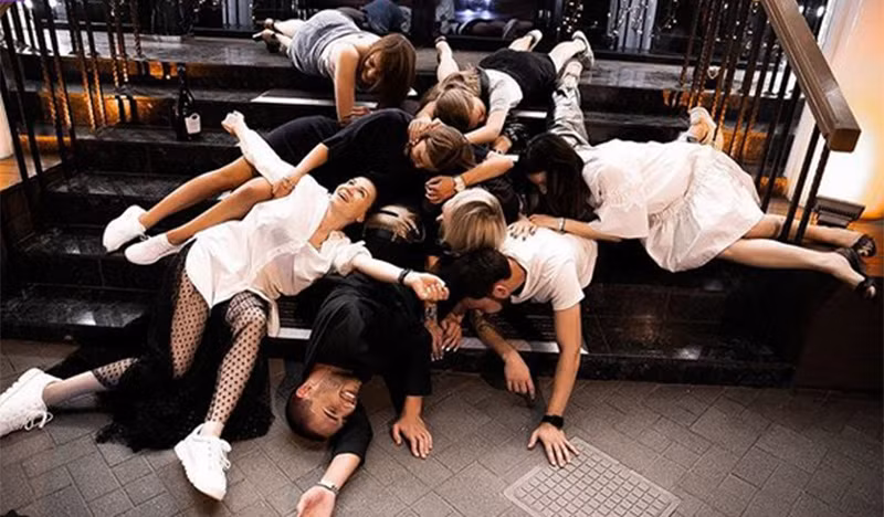 Thậm chí, nhiều người còn cho rằng, chụp ảnh ngã sấp mặt "auto" đẹp khi không thấy mặt.