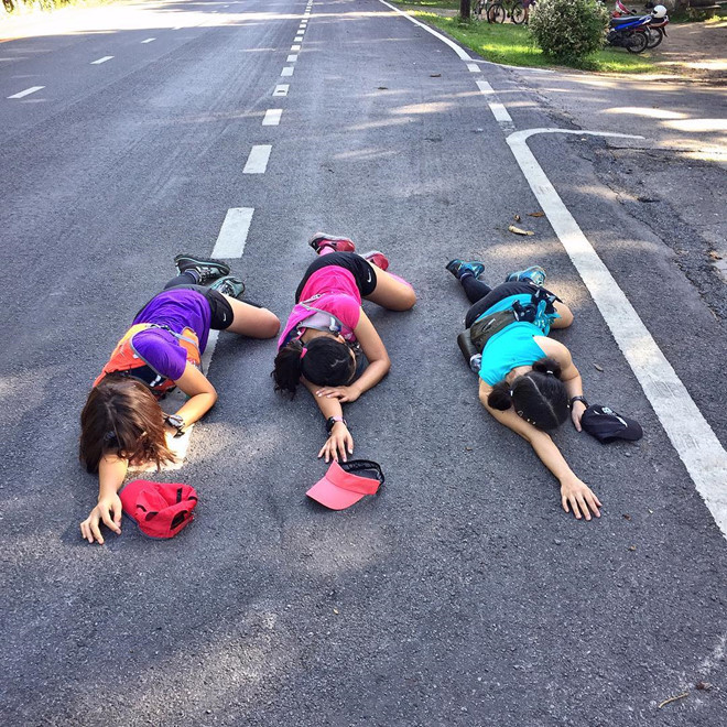 "Ngã sấp mặt" tập thể là kiểu tạo dáng trong các chuyến du lịch bắt đầu từ tháng 8/2018. Trào lưu này đòi hỏi người tham gia phải nằm sõng soài trên mặt đường.