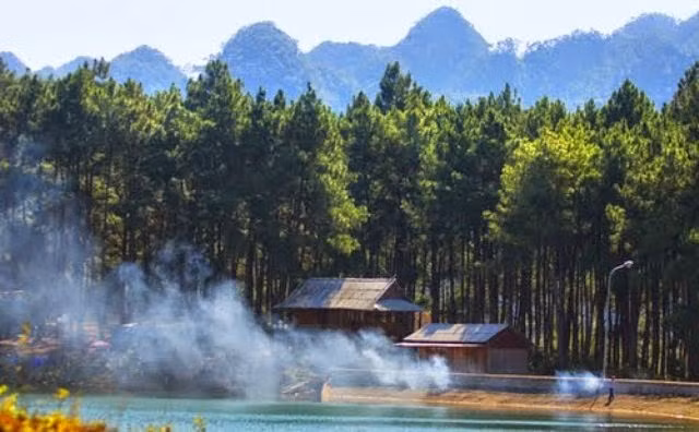 Đặc biệt, vào 2 thời khắc ngắm nhìn cảnh sắc khi hoàng hôn xuống, lúc bình minh lên là lúc chụp những bức hình ảo diệu tại Bản Áng. Ảnh: Honganhhh_