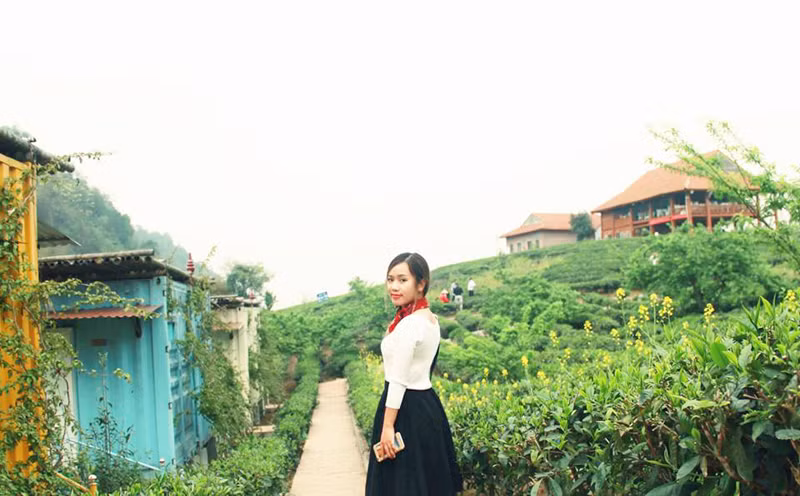 Cũng giống như Đà Lạt, Bản Áng có đủ 4 mùa trong một ngày. Sáng sớm, bản chìm trong làn sương mờ ảo. Buổi trưa, nắng vàng rực như ngày hè. Buổi chiều xuống, mặt hồ phẳng lặng, nắng nhẹ chiếu xuống như mùa thu. Đêm đến, sương giăng gió lạnh của mùa đông. Ảnh: Minh Ánh.