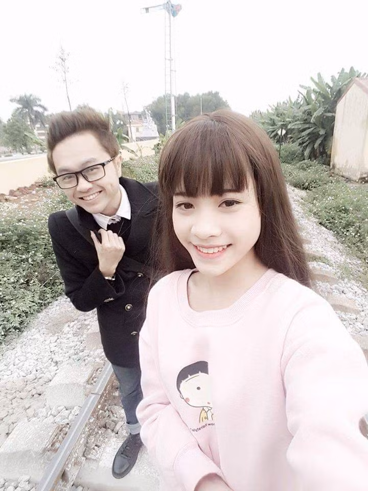 Nhiều người nhận xét rằng nếu không có những thông tin nói Tiến Đạt đóng giả con gái thì họ hoàn toàn tin rằng anh chàng này là con gái chính hiệu. Đơn giản vì anh ta sở hữu những đường nét vô cùng thanh mảnh và gọn gàng. Ảnh: FBNV.