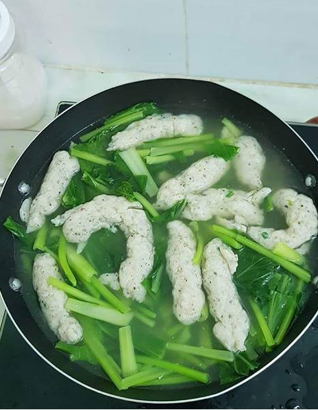 Nhưng không phải cả xã hội chỉ có hai cô nàng trên tạo ra những món ăn kinh dị mà trước đó, không ít các chị em không có khiếu nấu ăn được dân mạng biết tới như món canh giò sống nấu cải xanh trên ảnh.