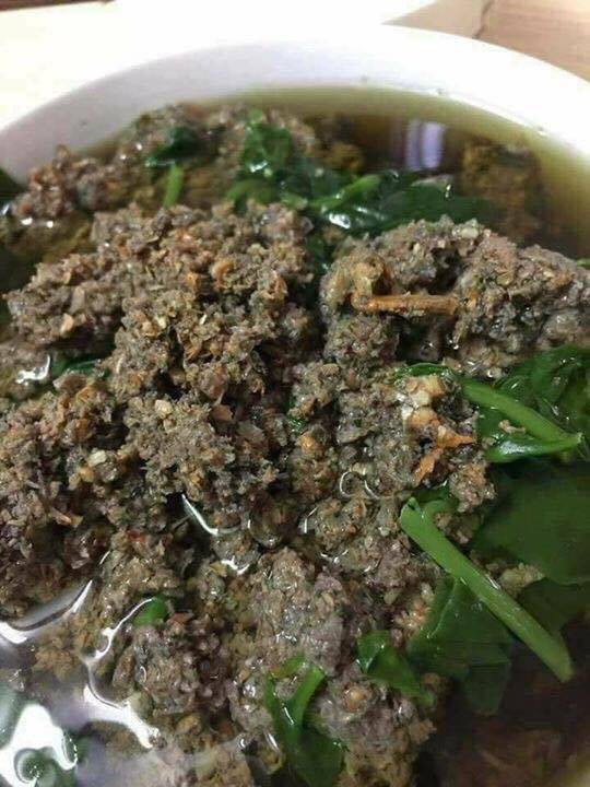 Ngay sau khi bài viết về món "tôm than" được đăng tải, như được dịp, nhiều chị em cũng chia sẻ những bức ảnh món ăn thảm họa của mình từng tạo ra như đĩa xôi nhão nhoét hay món canh cua mùng tơi cực kinh dị.