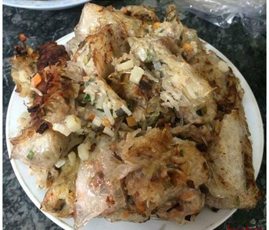 Chủ nhân món nem rán nát bấy này xứng đáng nhận giải thưởng "vụng về triển vọng" bởi chiếc nem chẳng còn ra hình thì tròn trụ như thường thấy.