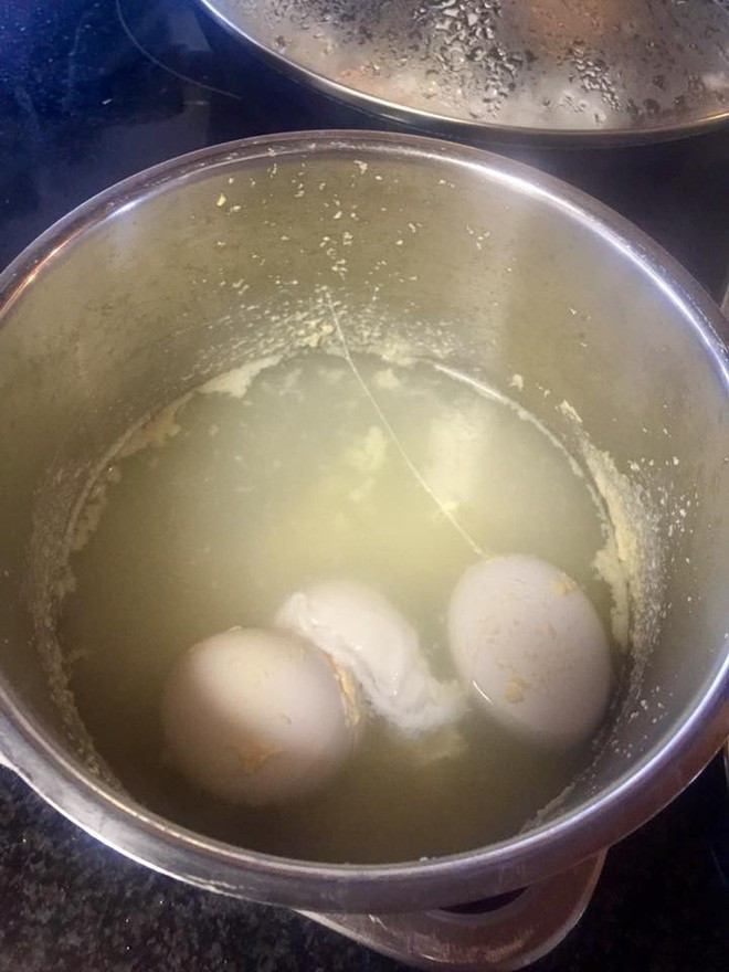 Nàng dâu tương lai ra mắt mẹ chồng với món trứng luộc lòi phèo và cô ta chỉ muốn tìm ngay một cái hố gần nhất để nhảy xuống cho đỡ xấu hổ.