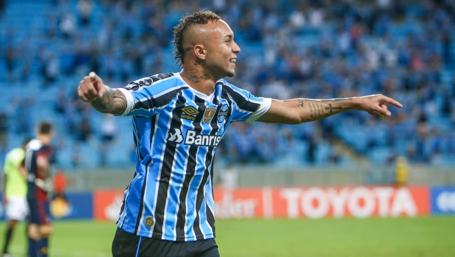 Brasil đưa tin, Man City đang nhắm tới Everton Soares - tiền đạo thuộc biên chế Gremio. Thậm chí mức phí mà "nửa xanh thành Manchester" chi ra cho cái tên còn xa lạ với bóng đá châu Âu cũng khiến nhiều người sửng sốt: 55 triệu bảng.
