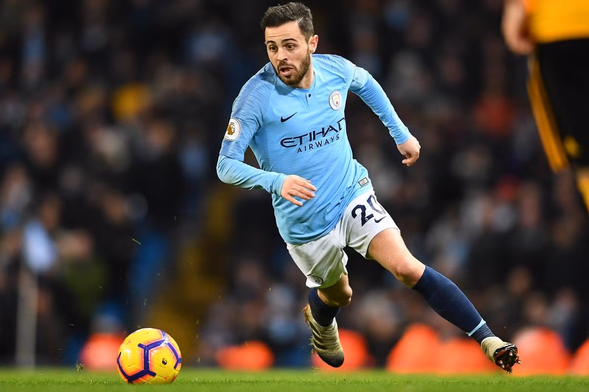 Real Madrid bất ngờ đưa Bernardo Silva trở thành mục tiêu chuyển nhượng hàng đầu trong mùa Hè 2019. Tiền vệ 24 tuổi này đang thi đấu rất hay và hiện là nhạc trưởng của đội chủ sân Etihad.