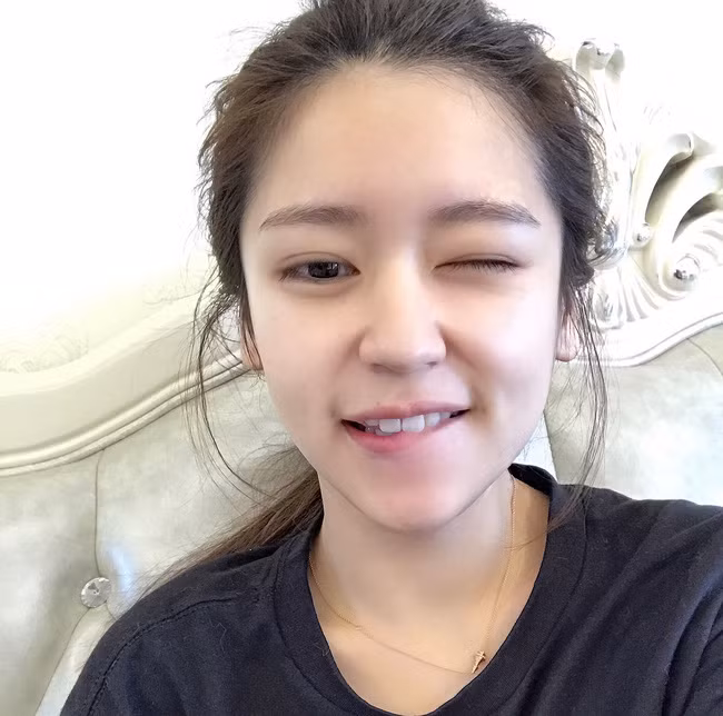 Nhờ nhan sắc nhẹ nhàng nhưng không kém phần quyến rũ, trang cá nhân của Trăn Tử nhanh chóng thành tâm điểm chú ý đến từ dân mạng và cô nàng này đã sở hữu 132.000 lượt follow.