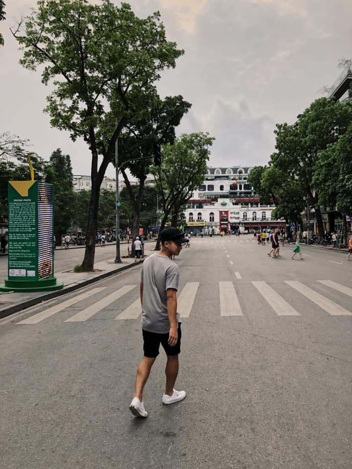 Trong cuộc sống thường ngày, Martin Lo chăm chỉ tập luyện và luôn nỗ lực hết sức mình trong thi đấu. Điểm mạnh của Martin Lo là chơi tốt cả hai chân, có nhãn quan chiến thuật sắc sảo.