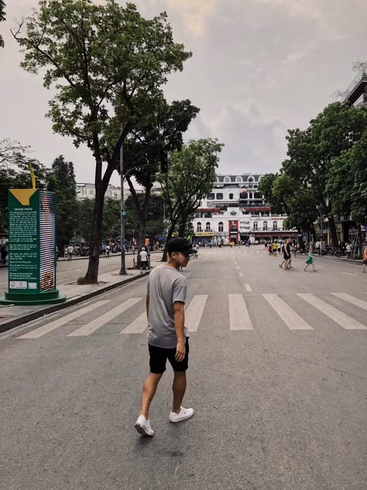 Trong cuộc sống thường ngày, Martin Lo chăm chỉ tập luyện và luôn nỗ lực hết sức mình trong thi đấu. Điểm mạnh của Martin Lo là chơi tốt cả hai chân, có nhãn quan chiến thuật sắc sảo.