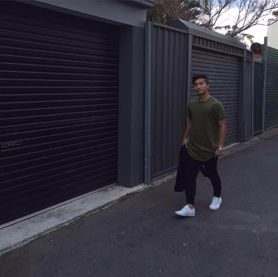 Năm 16 tuổi, Martin Lo được CLB Western Sydney Wanderes ký hợp đồng chuyên nghiệp, sau đó lần lượt chơi cho các CLB Bonnyrigg White Eagle, Marconi Stallions ở giải A-League.