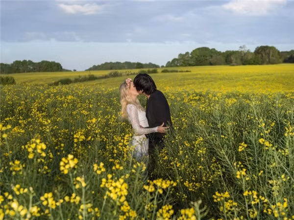 Được biết, chủ nhân của bộ ảnh cưới "hôn nhau khắp thế gian" phải trèo đèo lội suối, vượt qua băng tuyết, đối mặt với sự bất lợi của gió, mưa và mây mù.