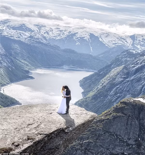 Cặp đôi "khóa môi" nhau trên khắp thế gian và bộ ảnh cưới để đời khiến dân mạng thích thú thời gian qua. Ảnh trong bài: Boredpanda.