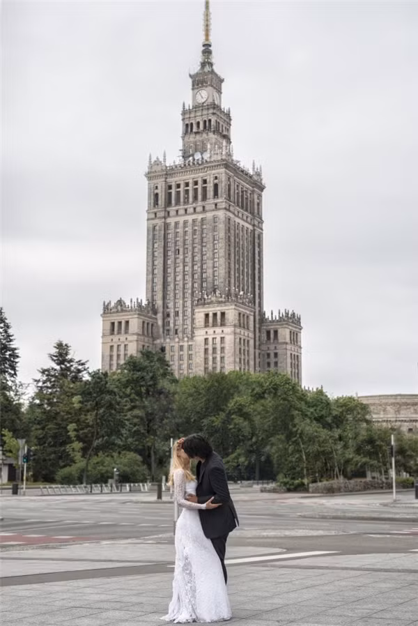 Khó khăn càng nhiều thêm gấp bội khi Keow luôn phải tự mang theo máy ảnh ba chân và thiết bị chiếu sáng để thực hiện những thước hình để đời của mình.