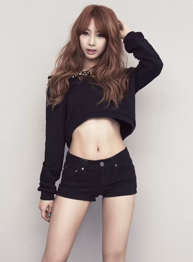 Cơ bụng làm nổi lên chiếc rốn sâu của UJi (BESTie).