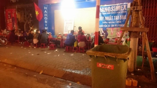 Một đĩa bánh cuốn nóng có thêm một lát chả, trên phố Đội Cấn ngày thường bán 20.000 đồng/đĩa, ngày mùng 1 Tết là 25.000 đồng/đĩa có đủ chả và trà đá thì miễn phí.