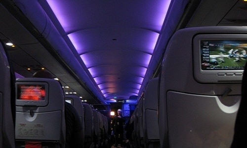 Tại sao máy bay tắt đèn khi cất cánh và hạ cánh?