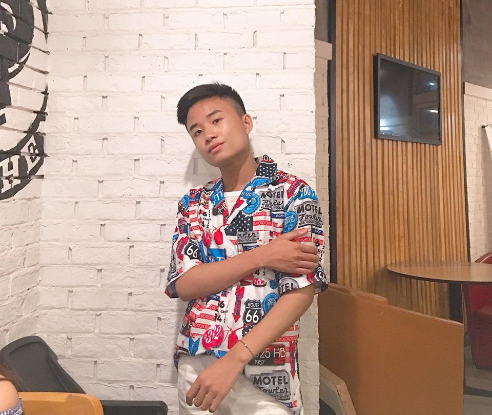 Nói về điều này, Ngọc Sơn thẳng thắn: "Mình đã qua giai đoạn để ý về việc người khác nói gì về mình nên việc này không tác động vào tâm lí của mình nhiều. Hơn thế ước mơ của mình sau này là trở thành một diễn viên nổi tiếng nên cũng cần tập giả gái từ bây giờ luôn".