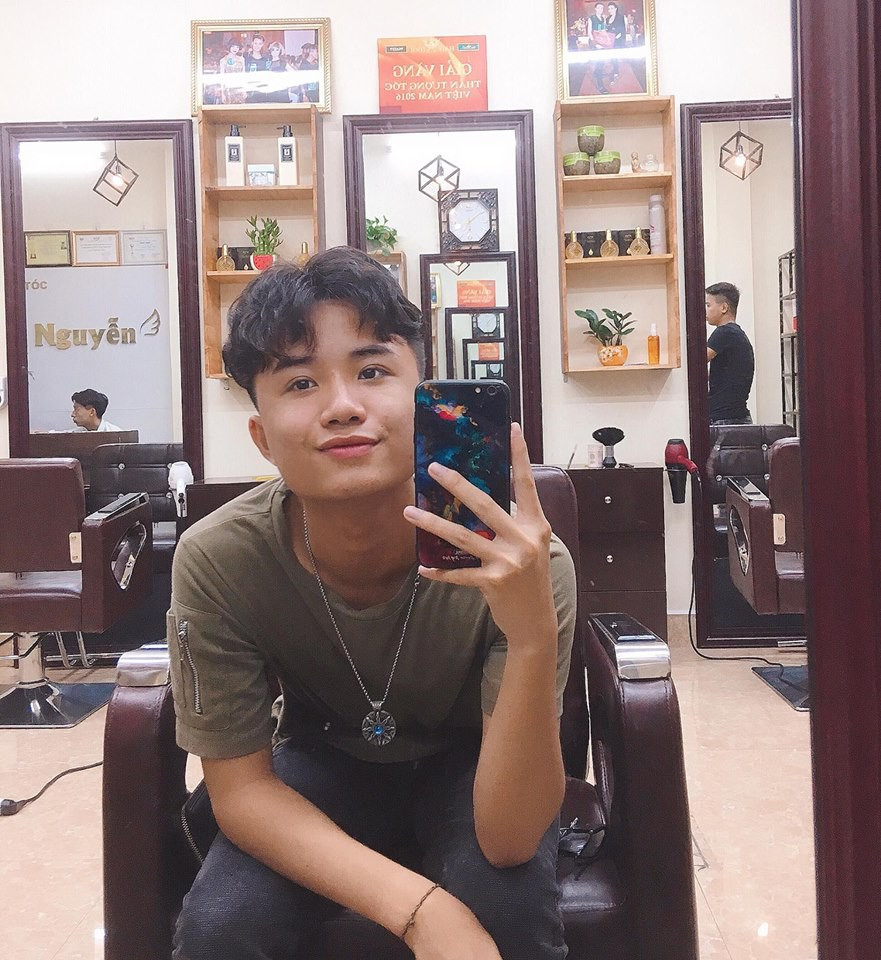 Ngoài thời gian học tập, Sơn hiện tại kinh doanh online và đã độc lập được tài chính. Cậu bạn cảm thấy rất vui vì loạt ảnh của mình được nhiều người quan tâm tới vậy.