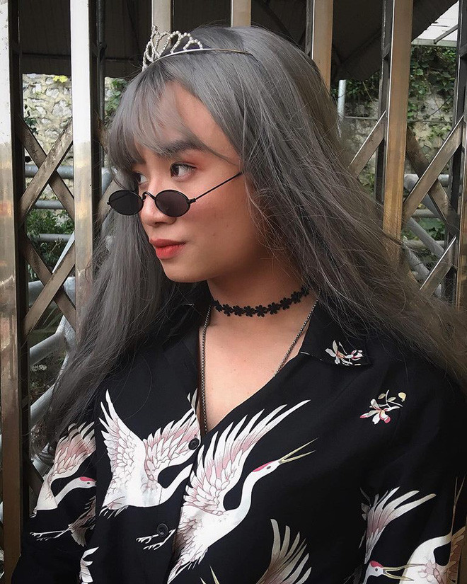 Từ tóc giả cho tới quần áo, Sơn đều đi mượn rất gấp nhưng may sao lại cực kỳ vừa vặn. Cậu bạn cao 1m65, nặng 52kg nên mặc đồ con gái càng dễ hợp mắt hơn.