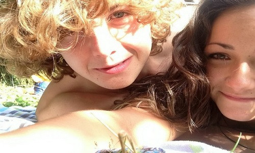 Aiden và bạn gái.