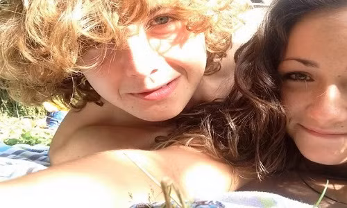 Aiden và bạn gái.