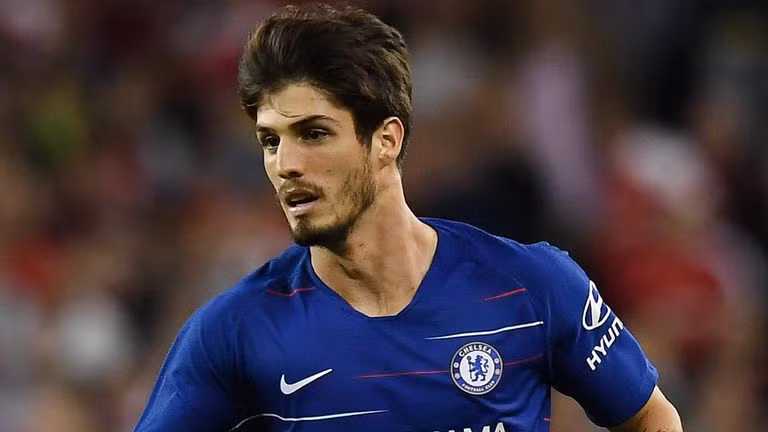 Chuyển nhượng cầu thủ từ London, tiền đạo Lucas Piazon đã chuyển đến Chievo Verona, đội bóng đang "đội sổ" tại giải vô địch quốc gia Italia, xác nhận từ Chelsea.