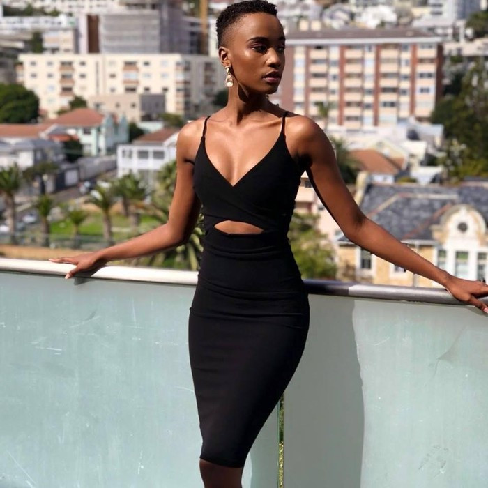 Zozibini Tunzi, 25 tuổi, sinh ra và lớn lên tại tỉnh Eastern Cape, Nam Phi.