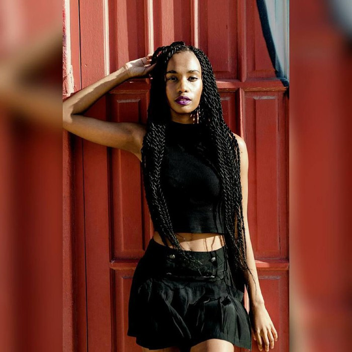 Cô hiện cùng gia đình sống tại thủ đô Cape Town và là đại diện của thành phố này dự thi hoa hậu.