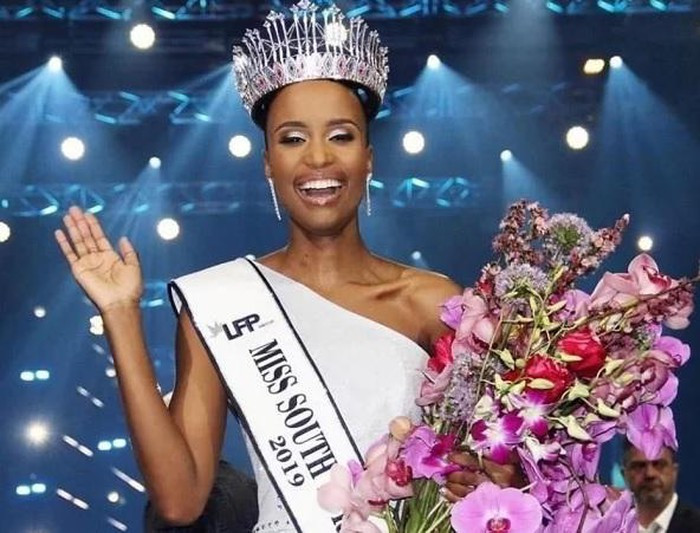 Vượt qua 15 thí sinh sáng giá khác, Zozibini Tunzi đã đăng quang Hoa hậu Nam Phi diễn ra tối 9/8 vừa qua.
