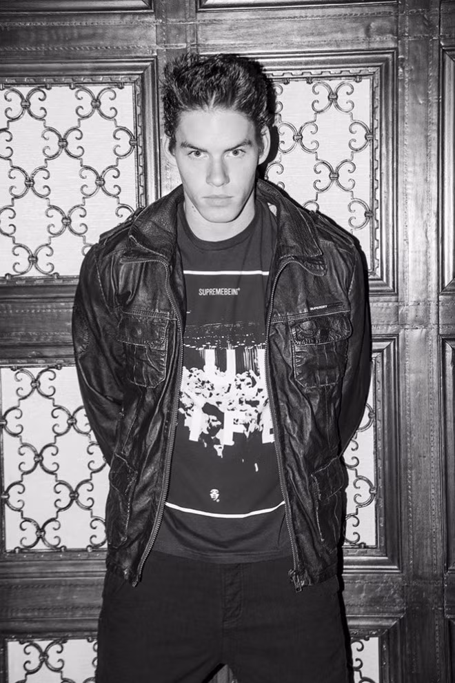 Trong bối cảnh cuộc đua vào Nhà Trắng giữa bà Hillary Clinton và ông Donald Trump ngày càng căng thẳng, Tyler - người có lượng fan hùng hậu trên mạng xã hội - là một nhân tố mới giúp bác gái thu hút thêm sự chú ý từ phía công chúng.