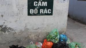 Để dẹp các bãi rác tự phát cũng như xử lý những hành vi kém ý thức, đủ mọi biện pháp như nhắc nhở, phạt tiền vẫn không ăn thua. Thậm chí nhiều nơi còn có biển nhưng hiện tượng đổ trộm rác vẫn không suy giảm.