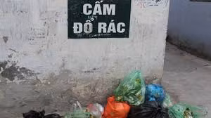 Để dẹp các bãi rác tự phát cũng như xử lý những hành vi kém ý thức, đủ mọi biện pháp như nhắc nhở, phạt tiền vẫn không ăn thua. Thậm chí nhiều nơi còn có biển nhưng hiện tượng đổ trộm rác vẫn không suy giảm.