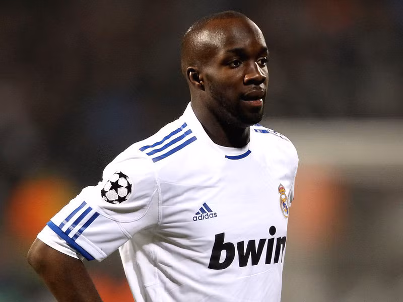 Lassana Diarra là tiền vệ người Pháp năm nay 29 tuổi, được mệnh danh là “Makelele mới” của bóng đá Pháp. Diarra đánh dấu sự thành công trong sự nghiệp của mình bằng 1 chức vô địch La Liga, vô địch cúp Nhà vua và siêu cúp Tây Ban Nha trong màu áo của Real Madrid.