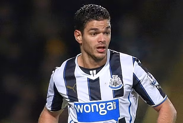 Ở TTCN mùa đông vừa qua, tưởng chừng Ben Arfa sẽ trở lại Pháp đầu quân cho Nice nhưng thương vụ này đã không thể diễn ra vì sai phạm. Quá chán nản với việc không thể thi đấu, “thần đồng” một thời của bóng đá Pháp đang có ý định treo giày sớm.